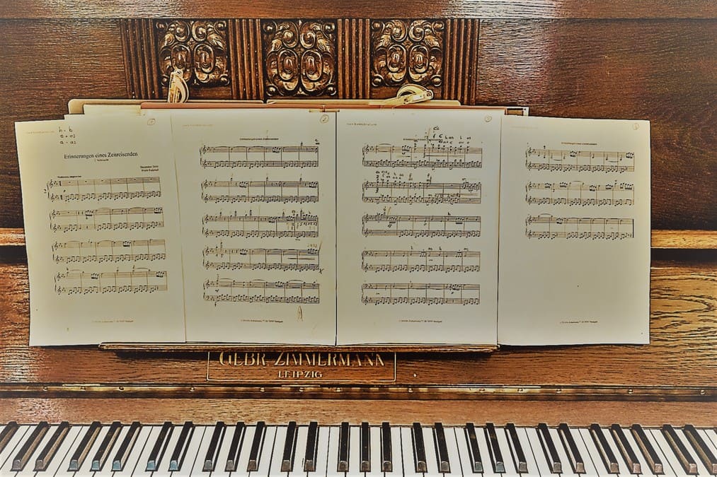 Piano antiguo con partituras expuestas para tocar