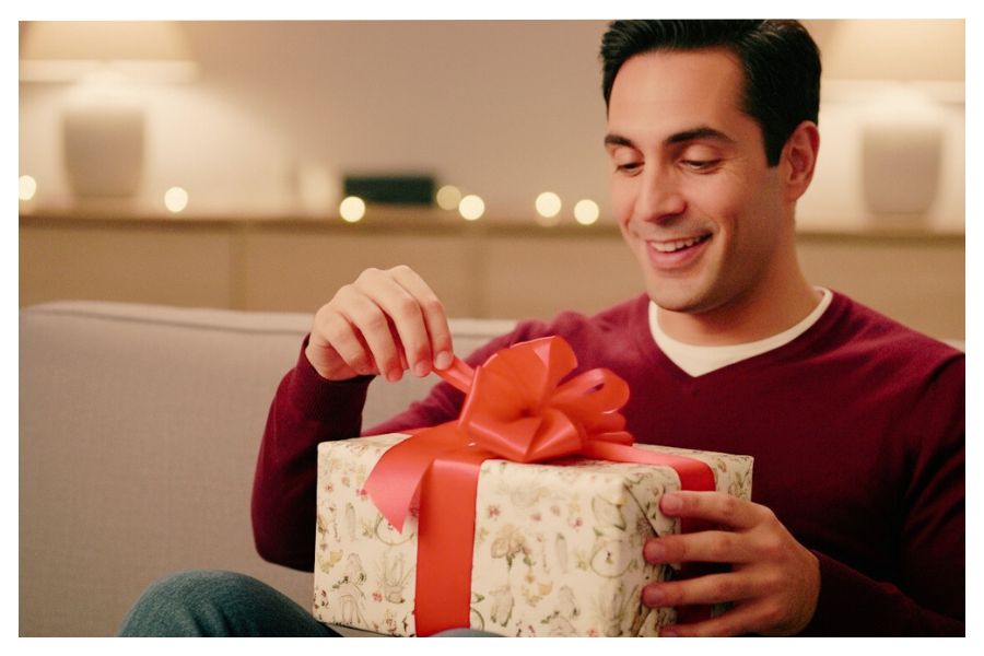 Klaiper abriendo regalo de Sylvia Klaip