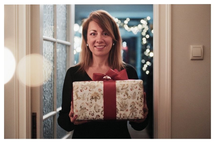 Sylvia Klaip con regalo